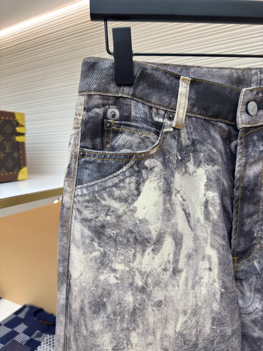 Acne Studios 3D printed jeans ●Item number: 1680127-A75 ●Fabric: brushed and non-elastic ●Technology: 3D printing ●Version: fitted fit ●Size: 44-46-48-50-52 ●Description: Brushed non-elastic fabric can produce a 3D effect. The difficulty is to correct the printing details eight times before and after, adjust the color six times, and then use laser burning to position and cut. This series is quite complicated. It can be matched with the same style to create a fashionable look and control various occasions. Customized accessories, three complete standards, the same style for men and women!